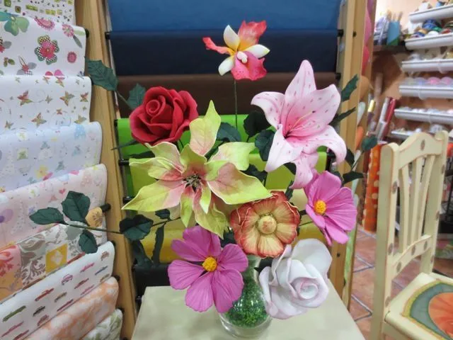 Flores hechas en goma eva. | fomi o goma eva | Pinterest Flores hechas en goma eva. | fomi o goma eva | Pinterest