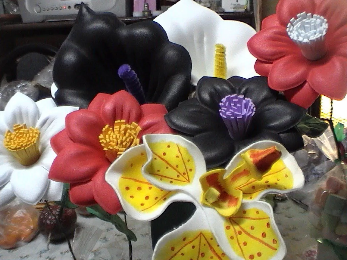 estas flores estan unas hechas con molde y la orquidea esta ... estas flores estan unas hechas con molde y la orquidea esta ...