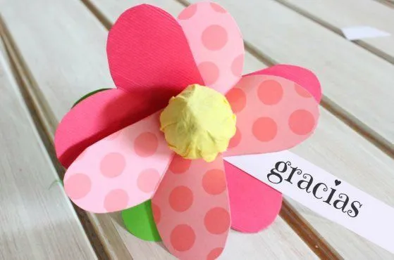 Flores hechas con paletas de caramelo | Souvenirs and Blog