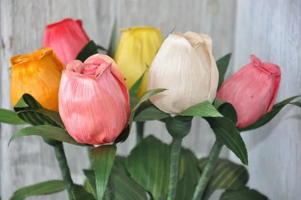 Cómo hacer flores con hojas de maiz | Con nuestras manos ... Cómo hacer flores con hojas de maiz | Con nuestras manos ...