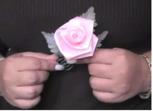 Como hacer una bonita rosa con listón,papel o cinta : Como hacer una bonita rosa con listón,papel o cinta :