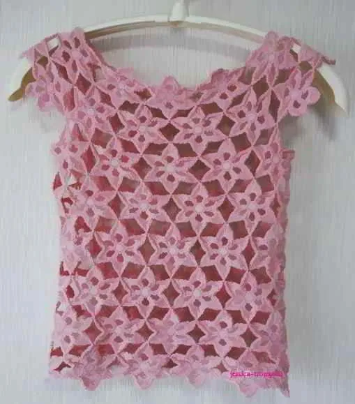 Las flores lucen mucho en esta blusa de crochet. | BLUSAS TEJIDAS Las flores lucen mucho en esta blusa de crochet. | BLUSAS TEJIDAS
