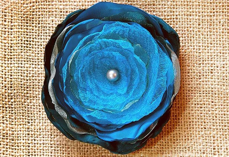 Cómo hacer flores de organza sintética - Guía de MANUALIDADES Cómo hacer flores de organza sintética - Guía de MANUALIDADES