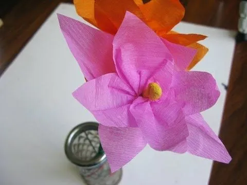 Cómo hacer flores de papel crepe (Fácil) - Manualidades para todos ... Cómo hacer flores de papel crepe (Fácil) - Manualidades para todos ...