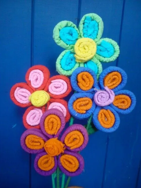 Flores en papel crepe para el dia de la mama | Manualidades de ... Flores en papel crepe para el dia de la mama | Manualidades de ...