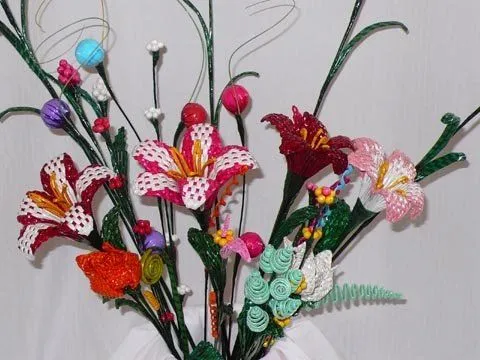 Flores de papel de reciclado periódico-Flores y guirnaldas ...