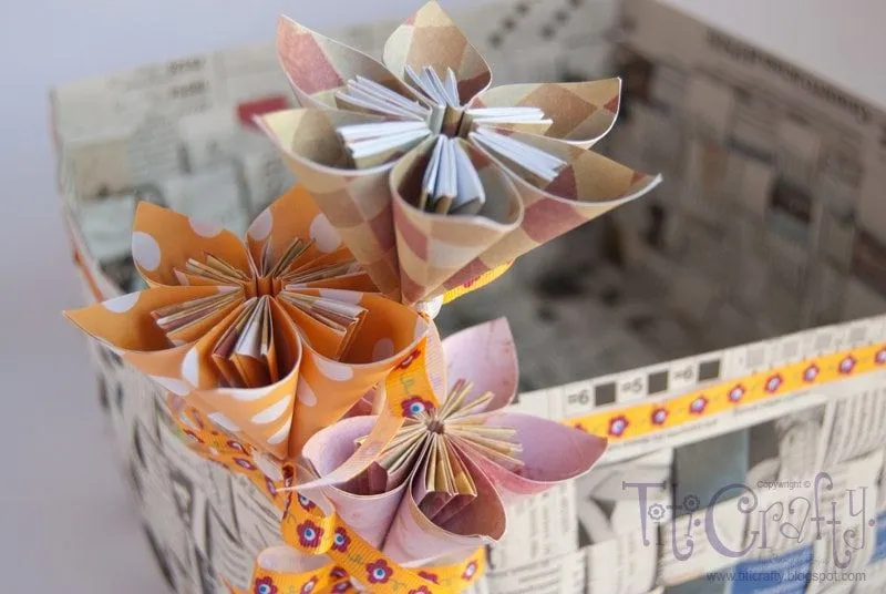 Como hacer flores de papel periódico paso a paso - Imagui Como hacer flores de papel periódico paso a paso - Imagui
