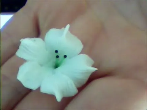 como hacer flores pequeñas en porcelana fria - YouTube