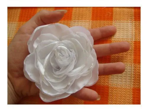 Como hacer flores con cinta de raso paso a paso - Imagui Como hacer flores con cinta de raso paso a paso - Imagui