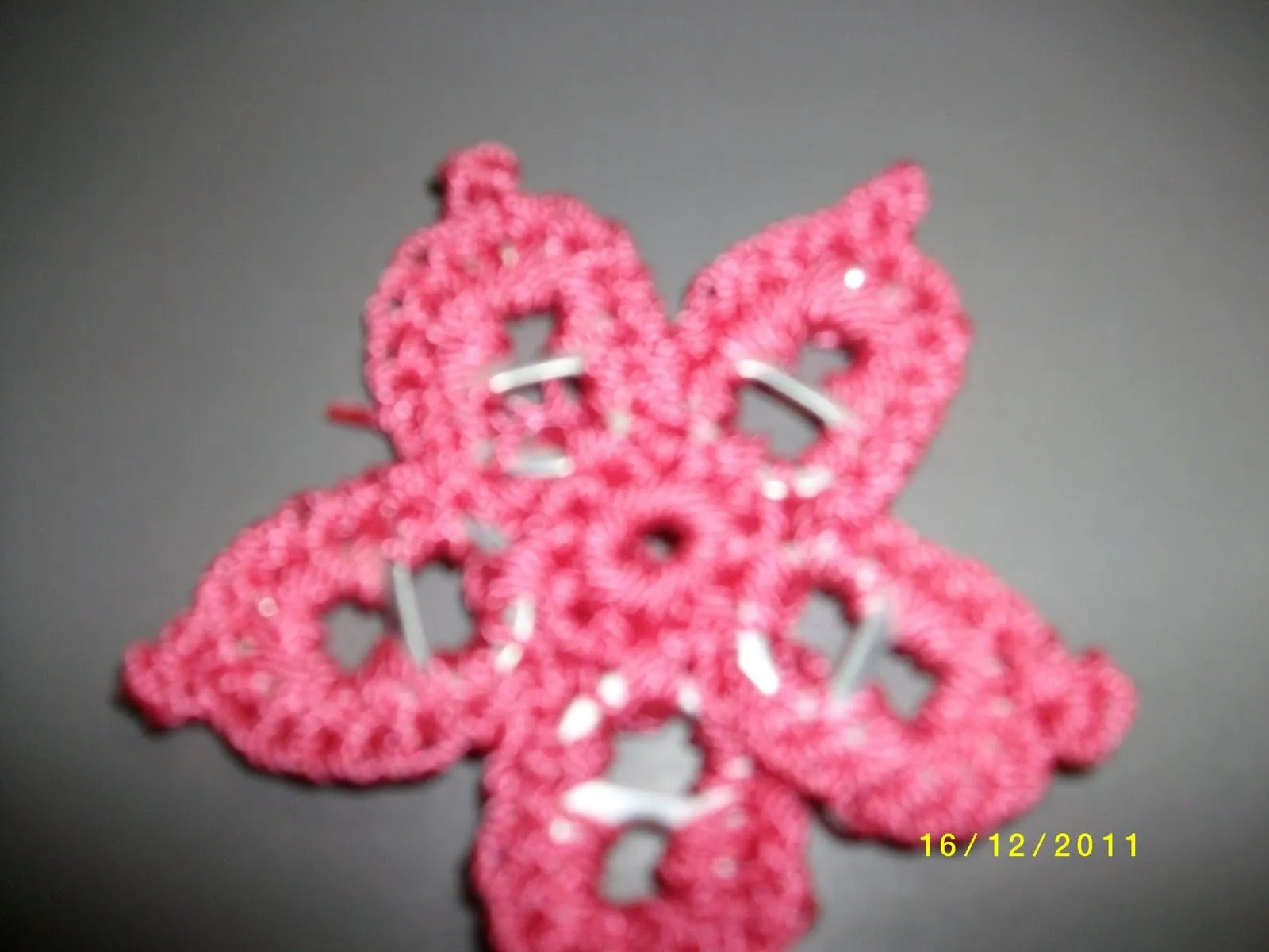 flores tejidas con fichas de aluminio