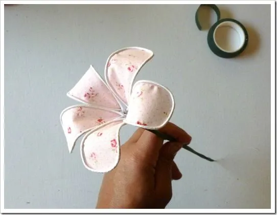 Cómo hacer flores de tela - Guía de MANUALIDADES Cómo hacer flores de tela - Guía de MANUALIDADES