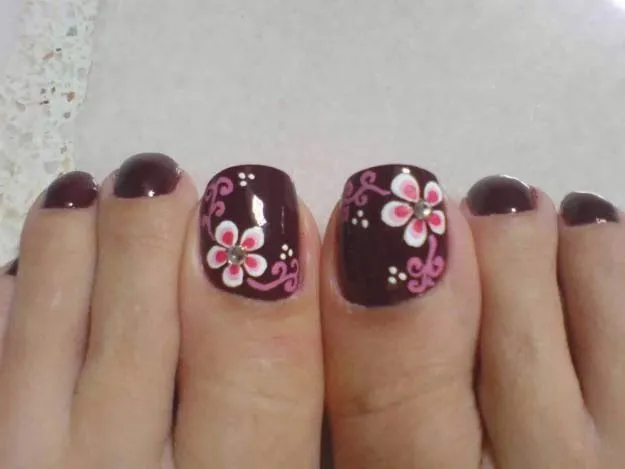 Uñas decoradas con flores de los pies - Imagui