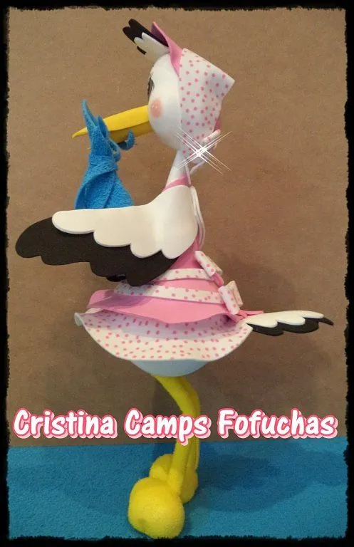 Fofucha cigüeña para tarta de bautizo | Aprender manualidades es ... Fofucha cigüeña para tarta de bautizo | Aprender manualidades es ...