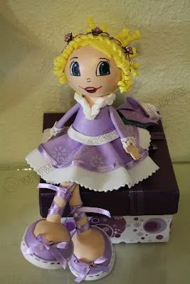Fofucha sentada en cajita, diseño propio, os regalo los moldes. Fofucha sentada en cajita, diseño propio, os regalo los moldes.