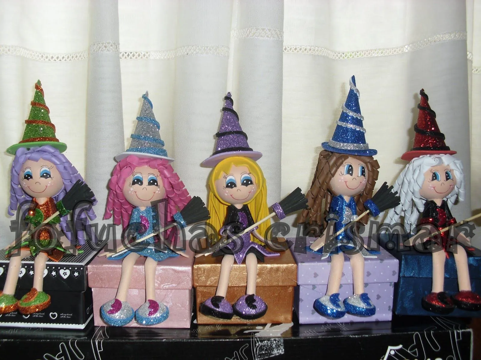 FOFUCHAS CRIS&MAR: Brujitas y muñequitas sentadas en cajas FOFUCHAS CRIS&MAR: Brujitas y muñequitas sentadas en cajas