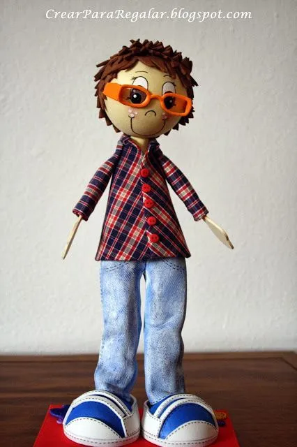 Fofucha pelo corto gafas pantalon vaquero goma eva | Mis Fofuchas ...