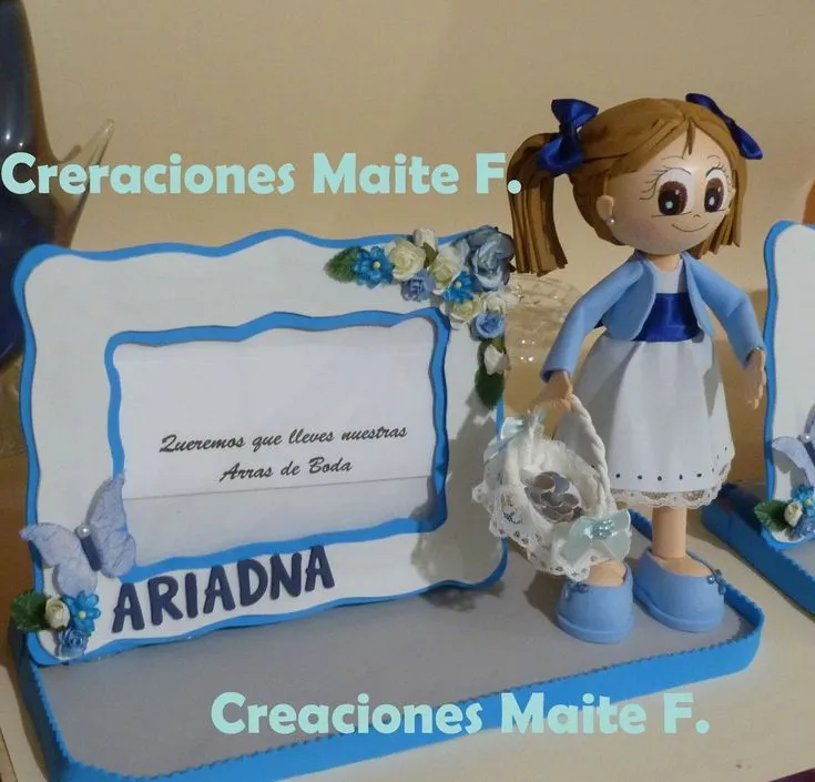FOFUCHAS PERSONALIZADAS CON MARCO DE FOTOS DECORADO Llevan su vestido a juego las dos, para llevar LA CESTA de las arras y acompañar a lo… | Bonecas em eva, Bonecas FOFUCHAS PERSONALIZADAS CON MARCO DE FOTOS DECORADO Llevan su vestido a juego las dos, para llevar LA CESTA de las arras y acompañar a lo… | Bonecas em eva, Bonecas