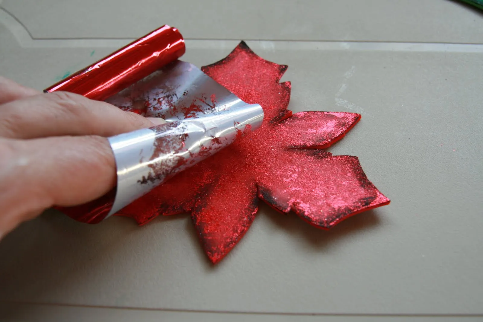Con el foil rojo damos más brillo a la flor. Con el foil rojo damos más brillo a la flor.