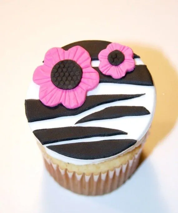 Fondant cupcake toppers Zebra Print Flower por HarrietsHouseofCakes