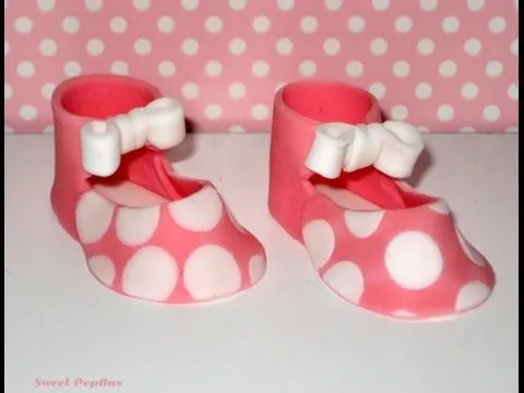 Cómo hacer fondant de lunares y zapatos de bebe - YouTube