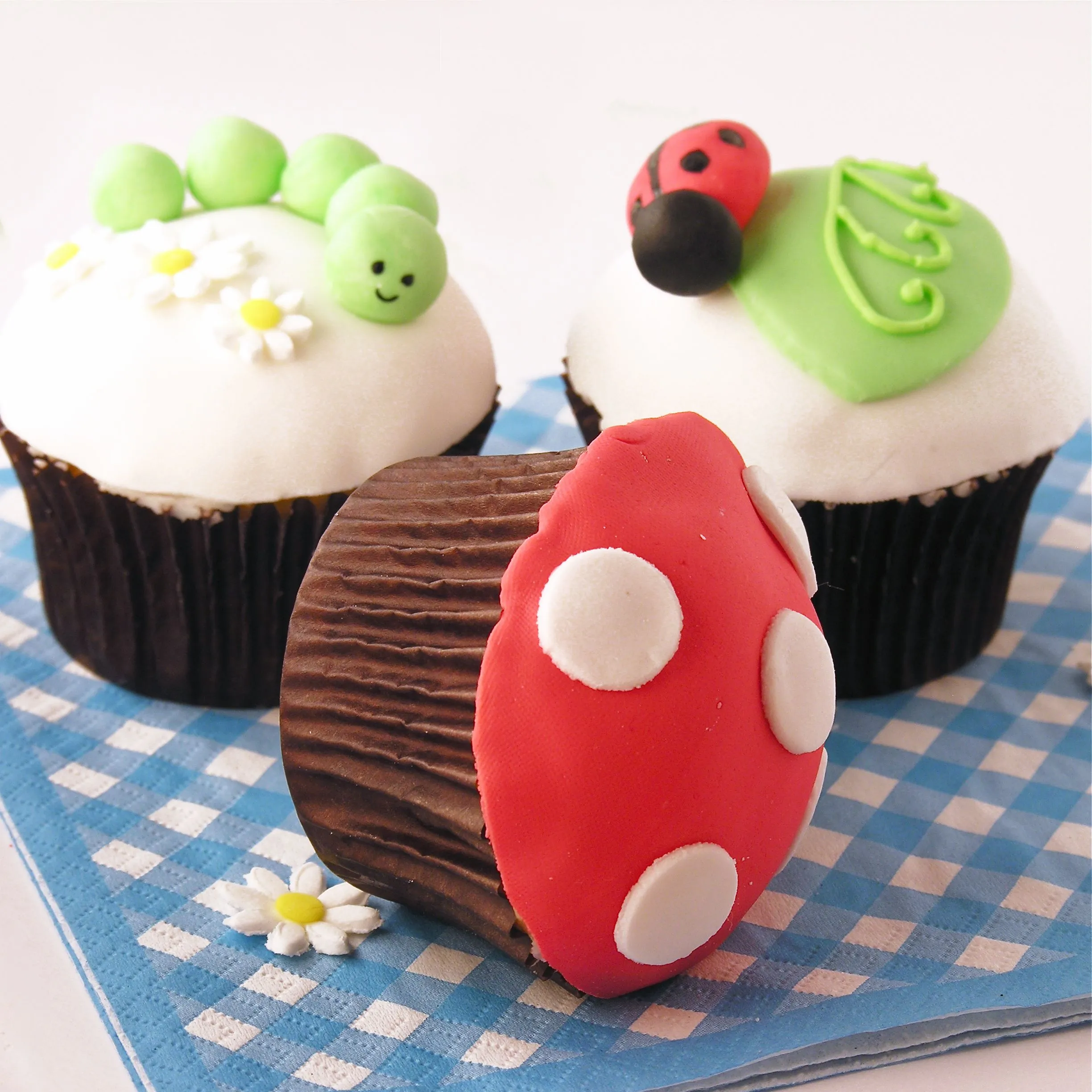 Fondant…how to make it, use it and eat it! | eASYbAKED Fondant…how to make it, use it and eat it! | eASYbAKED