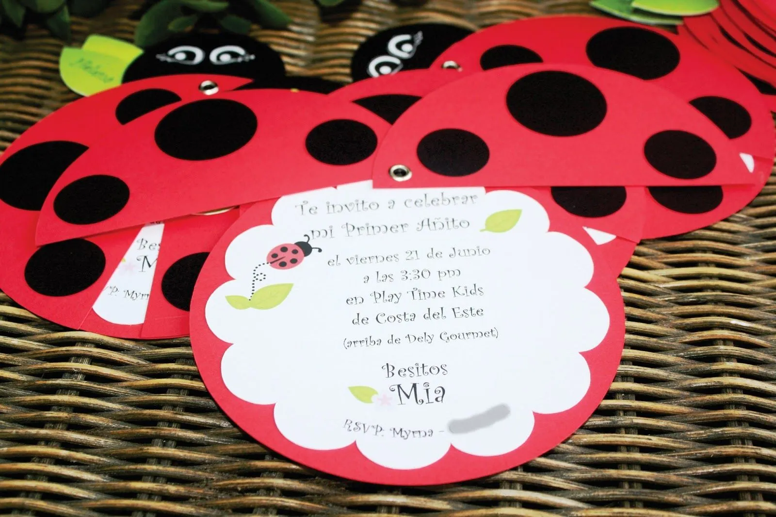 Fondo de tarjetas de invitación con motivo de mariquitas - Imagui