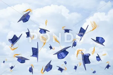 Imagen Vectorial de Birretes De Graduación Que Son Lanzados En El ... Imagen Vectorial de Birretes De Graduación Que Son Lanzados En El ...