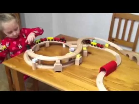 Mas formas de la pista de tren de IKEA y sus locomotoras - YouTube Mas formas de la pista de tren de IKEA y sus locomotoras - YouTube