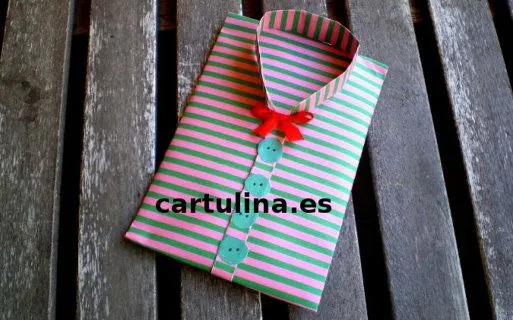 Como envolver regalos para hombres | Aprender manualidades es ... Como envolver regalos para hombres | Aprender manualidades es ...