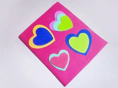 Cómo forrar una mascota o cuaderno con corazones de goma eva - YouTube