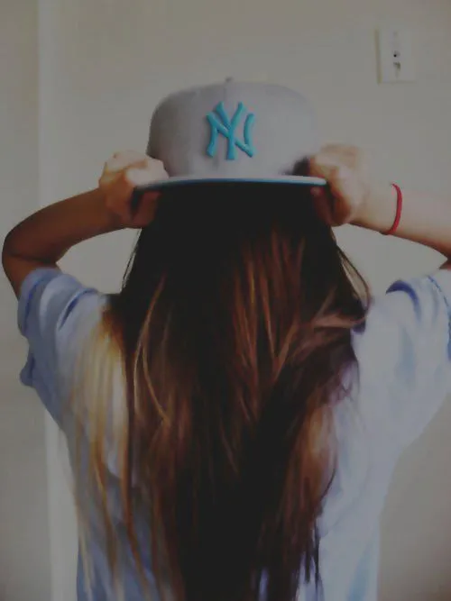 Chicas con gorras planas obey - Imagui