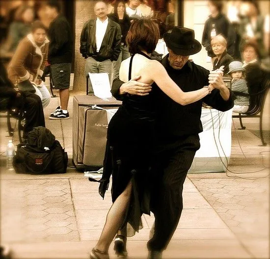 Foto Una pareja bailando un tango en Buenos Aires - Imágenes y ... Foto Una pareja bailando un tango en Buenos Aires - Imágenes y ...