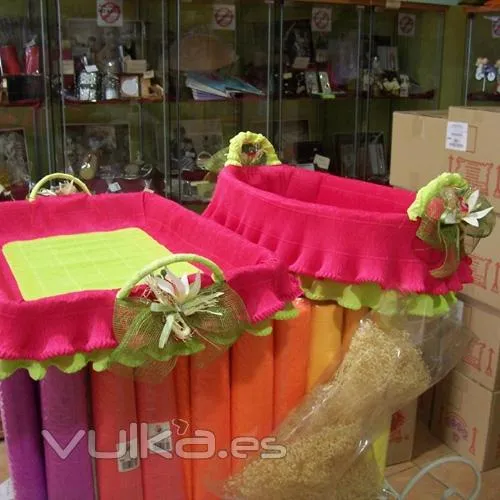 Foto: Bandejas decoradas en papel crêpé para boda Foto: Bandejas decoradas en papel crêpé para boda