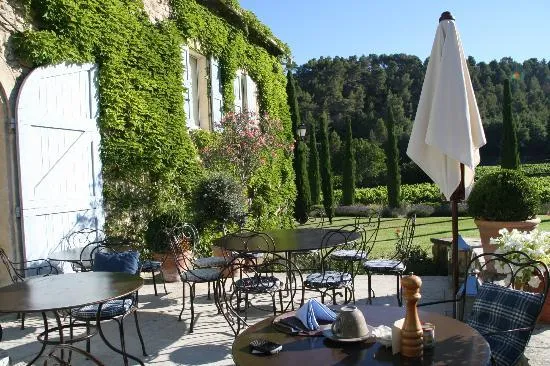 Foto de La Bastide de Marie, Ménerbes: jardin de la Bastide de ... Foto de La Bastide de Marie, Ménerbes: jardin de la Bastide de ...