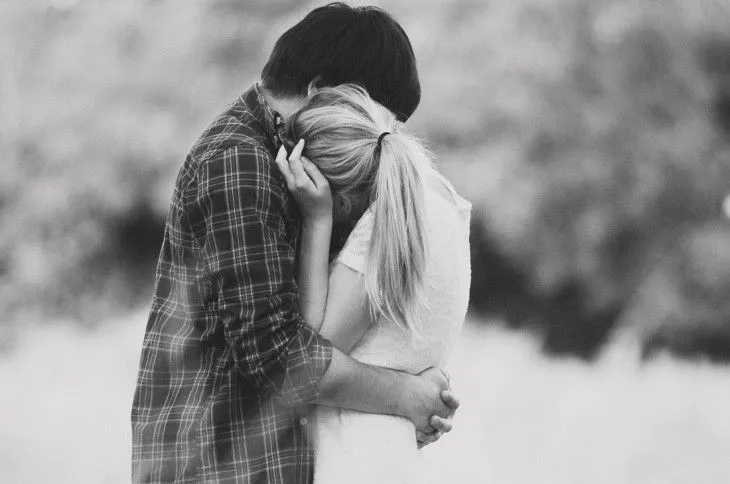 Foto en blanco y negro de una pareja de novios abrazados | couple ... Foto en blanco y negro de una pareja de novios abrazados | couple ...