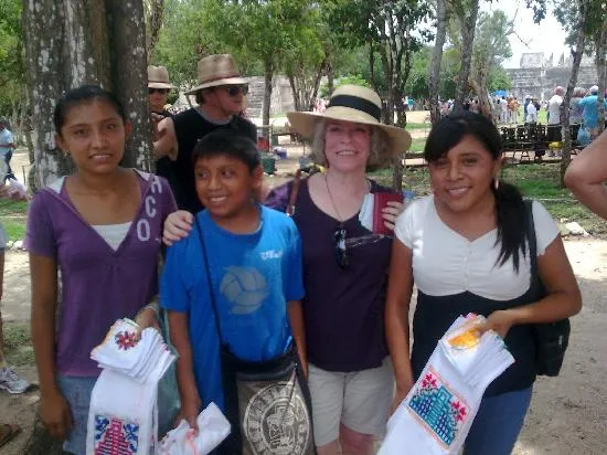Foto de El Castillo, Chichén Itzá: Niños cantando el Himno ...