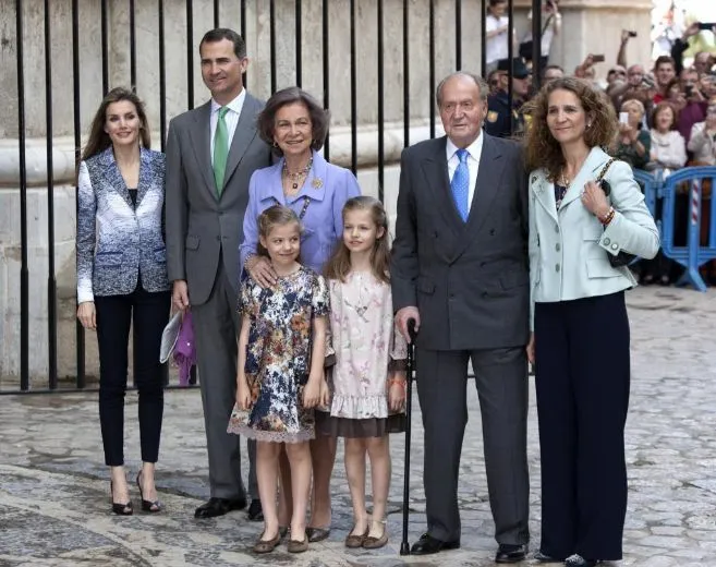 Esta foto de la Familia Real cuesta 1.573.738 de euros | loc | EL ...