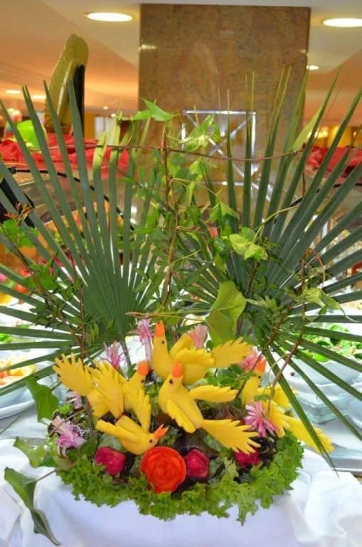Foto Hotel Perla de S'Illot - Decoración realizada con frutas y ... Foto Hotel Perla de S'Illot - Decoración realizada con frutas y ...
