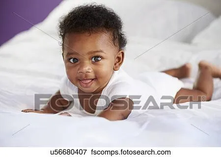 Foto - lindo, bebé, se echar sobre barriga, en, padre, cama ...