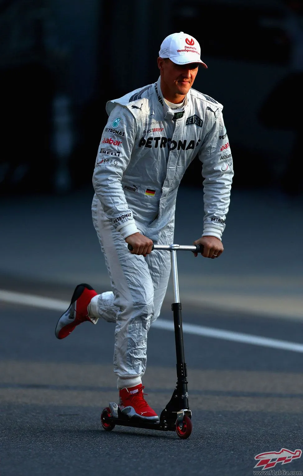 Foto: Michael Schumacher en monopatín por Suzuka - F1 al día