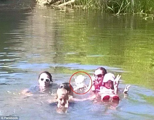 Foto muestra a “niña fantasma” bañándose junto a una familia ... Foto muestra a “niña fantasma” bañándose junto a una familia ...