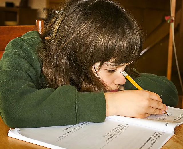 Foto de niña estudiando que hace su tarea con un lápiz. - Portal ...