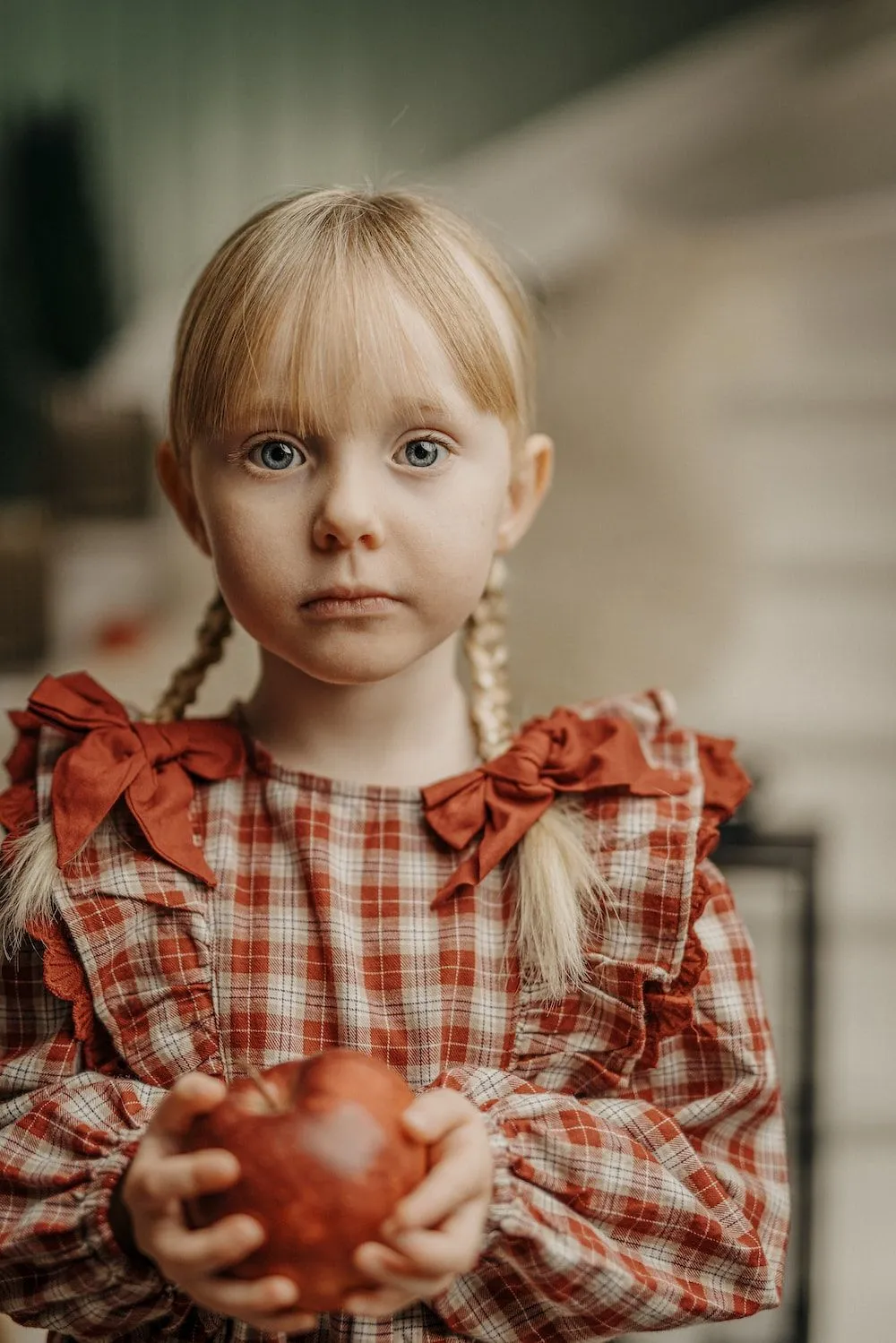 Foto Una niña sosteniendo una manzana con una mirada triste en su rostro – Imagen Navidad gratis en Unsplash Foto Una niña sosteniendo una manzana con una mirada triste en su rostro – Imagen Navidad gratis en Unsplash