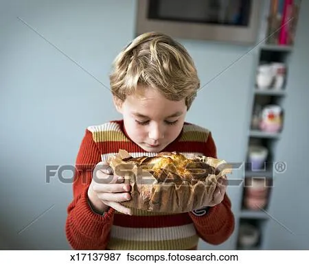Foto - niño, oler, un, torta de manzana, él, tiene, hecho ...