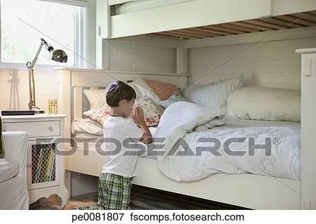 Foto - niño, rezando, antes, cama pe0081807 - Buscar fotos e ... Foto - niño, rezando, antes, cama pe0081807 - Buscar fotos e ...