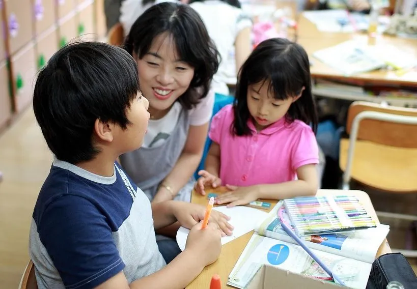 Foto de niños con su maestra, dibujando en el salón - Portal Escuela