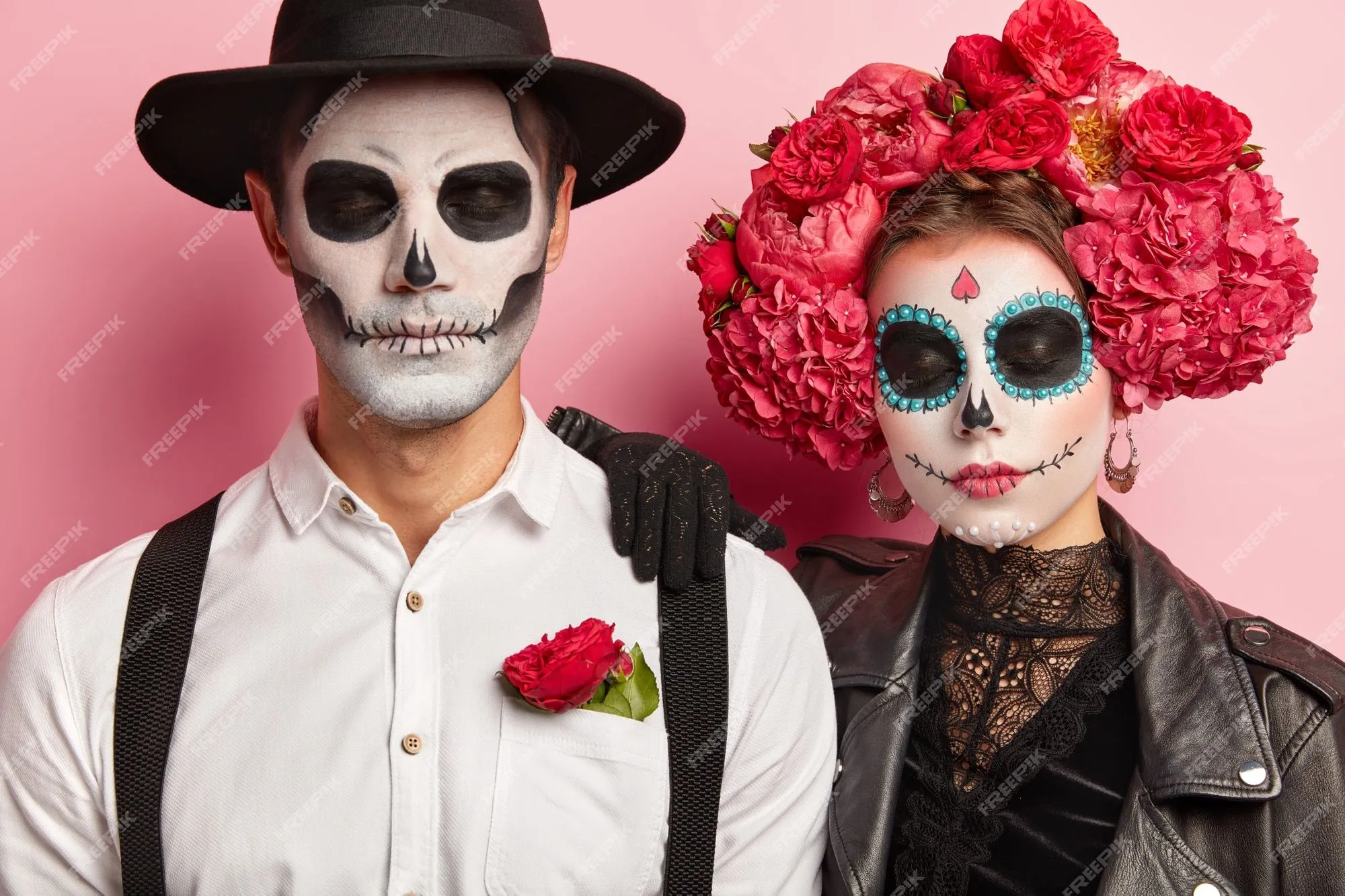 Foto sincera de una mujer tranquila y un hombre zombi con los ojos cerrados, con maquillaje artístico, trajes tradicionales de vacaciones, celebrando el día de los muertos, aspecto aterrador, aislado sobre fondo Foto sincera de una mujer tranquila y un hombre zombi con los ojos cerrados, con maquillaje artístico, trajes tradicionales de vacaciones, celebrando el día de los muertos, aspecto aterrador, aislado sobre fondo