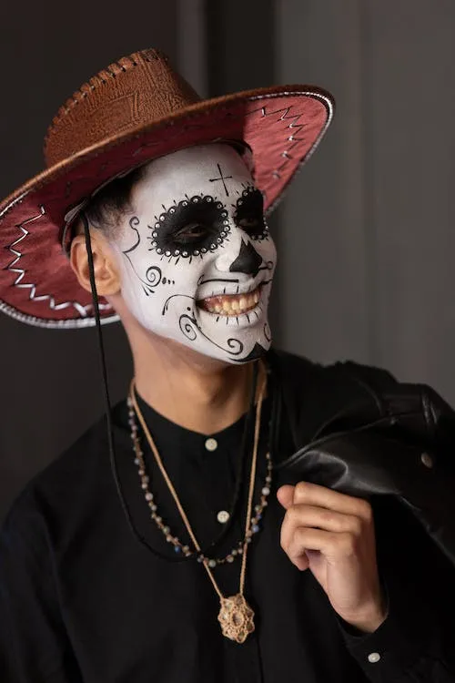 Foto de stock gratuita sobre disfraz, escalofriante, fantasma, gorro,  halloween, hombre, maquillaje, fotos de personas, pintura facial, retrato,  sonriendo, tiro vertical