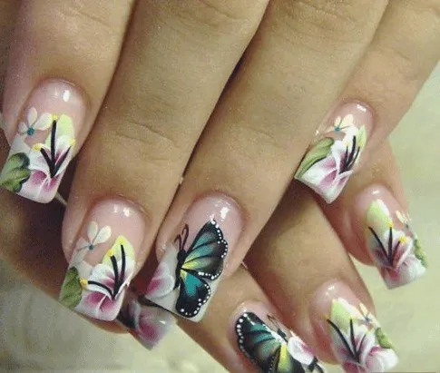 Foto uñas pintadas con flores y mariposas | Muchas Fotos