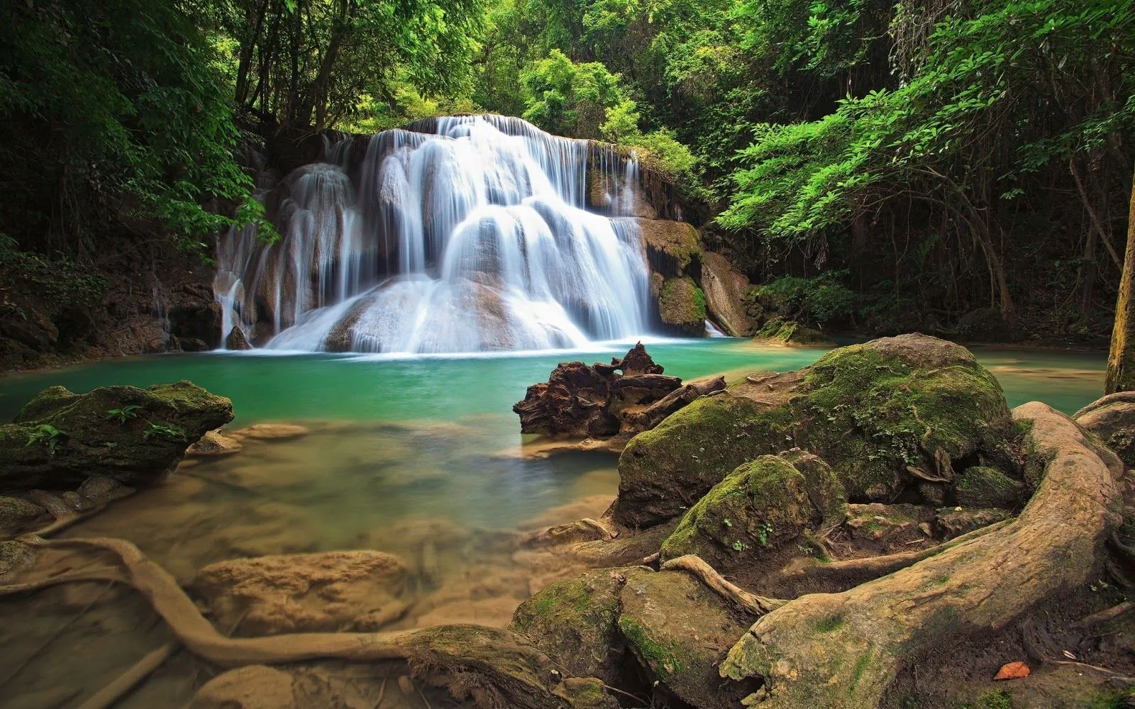 FOTOFRONTERA: Bella cascada en un paisaje hermoso FOTOFRONTERA: Bella cascada en un paisaje hermoso